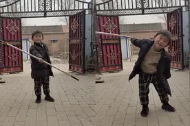 男孩教别人学习孙悟空耍棍，分解示范后快赶上特效，网友目瞪口呆视频封面