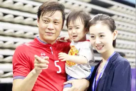 国足名宿范志毅新照：50岁驼背又秃顶，与小17岁妻子结婚3年视频封面