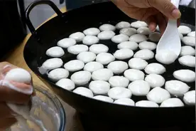 鱼丸的做法，饭店大厨无保留分享比例配方，学会在家做简单又美味视频封面