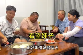 男友妈妈生病姑娘拿礼看望，小伙还亲自下厨做饭，姑娘举动真暖心视频封面