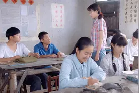 青谷子：焦大楼上课走神，方老师查看情况，不料语文书里有小纸条视频封面