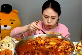 贪吃可能是种病！女子一顿饭要吃3碗米饭9个菜视频封面