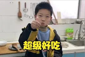 二强做拿手煎饼，用牛奶和小虾米做配料，软香可口，味道一级棒视频封面