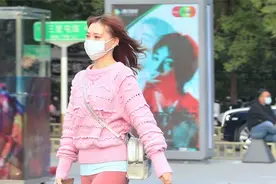 街拍：粉色瑜伽裤搭配白T恤粉毛衣，风中的美女眼睛很大很精神视频封面