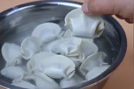 煮速冻水饺，第一步你做对了吗？这样煮保证外皮鲜嫩不破皮，实用视频封面