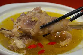 为什么农村老一辈的人炖鸡汤不加一滴水？教你正确做法，汤鲜肉嫩视频封面