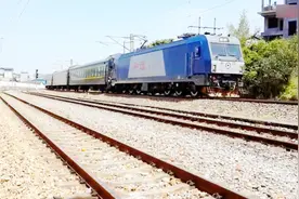 全程24小时上海南开往怀化 K1373次列车中途驶出张家界站