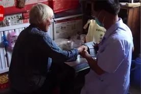 乡村医生拖着病躯深山行医11年 无法弯腰跪地为村民看病视频封面