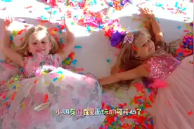 小女孩和其他小姐妹玩的好开心呀，还收到了很多的礼物，好幸福呀视频封面