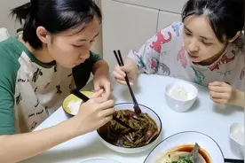 家里俩美女都爱吃，1分钟就学会超简单美味又下饭的红烧四季豆视频封面
