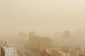 大风沙尘齐袭北京：风声呼啸天空昏黄一片，空气质量已达严重污染视频封面