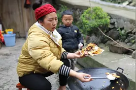 小野媳妇又做啥好吃的，楠竹笋炒腊肉，味道杠杠的真好吃视频封面