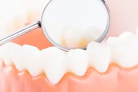 牙齿松动怎么办？难道只能眼睁睁看着掉落吗？视频封面