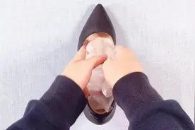 新皮鞋挤脚？借用一个塑料袋在家轻松解决，学起来视频封面