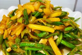 老师傅说这个做法的豆角炒土豆条，味道很赞，不好吃可以给他留言