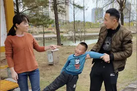 短剧：阿姨被小孩莫名踢了一脚，不好！原来是小孩的求救信号视频封面