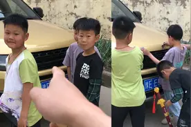 实力坑爹！男孩带小伙伴抠掉爸爸车标，爸爸走近一看血压飙升视频封面