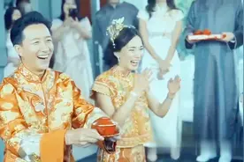 韩庚卢靖姗结婚给父母敬茶，韩庚对岳父喜庆喊“爸爸”逗乐众人视频封面