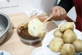 土豆真是个宝贝不用削皮直接蒸 蘸白糖能吃出蜜的感觉 小孩子最爱