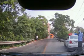 北京西部军温路灰口村北一大货车猛然闯入民宅视频封面