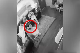 孩子吃东西呛到堵住了呼吸 关键时刻妈妈使出一招救了孩子的命！视频封面