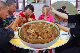 东北大妈用8斤笨鸡做1盆虎头鸡，粉条比鸡块好吃，连汤都喝了视频封面
