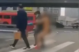 网曝重庆女子过马路被裸男一把抱住，警方：暂未接到报警视频封面