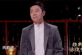 撒贝宁起立背诵人民英雄纪念碑碑文：人民英雄永垂不朽！视频封面