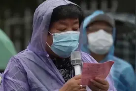 业主不满道，小区道路权属应归业主共有，不该收停车费丨向前一步视频封面