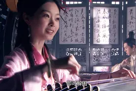 美女为男子弹琴，心里却想着为他的棋解困，男子却说她太三心二意视频封面
