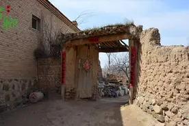 村里老人常说：“围墙大门忌高低，屋主减龄妻別离，”有道理吗？视频封面