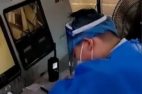 上海地铁一安检员上班时睡觉，拍摄者：至少睡了20分钟视频封面