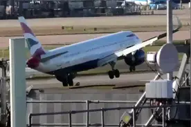 实拍：英国一架飞机降落遭遇强风 机身严重倾斜无奈重新升空视频封面