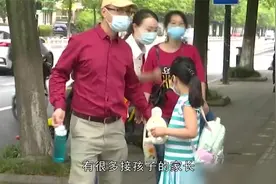 “佛媛”后再现“幼儿媛”？园区门口新套路，女子穿成这样接孩子视频封面