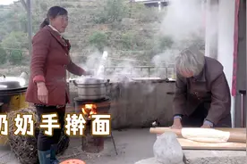 刚刨回来大红薯，奶奶下厨做手擀面，炝锅农家饭真不错！视频封面
