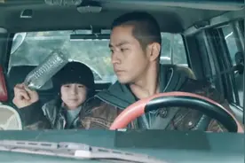 萌娃车里想尿尿，硬汉拿出矿泉水瓶给他用，幸好生的是个儿子