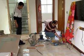 小伙家今天开始装门，这师傅的手艺真不错，装好看着真好看视频封面