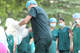 医生核酸采样收工，妻子惊呼：你是刚从河里面被捞起来的吗？视频封面