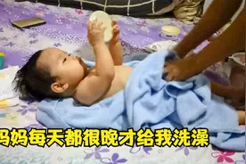 宝宝洗澡的最佳时间是什么时候，宝妈每天十点给宝宝洗澡，要紧吗视频封面