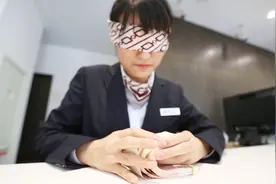 30秒191张！美女柜员会15种花式点钞 打破吉尼斯世界纪录视频封面