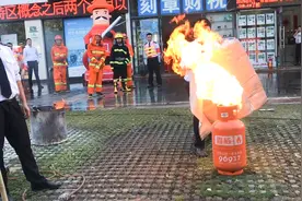 煤气罐着火先关阀门还是先灭火？消防员现场演练，看这姿势对吗视频封面