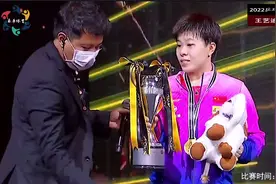 亚洲杯颁奖仪式！王艺迪冠军，伊藤美诚亚军，伊藤笑得合不拢嘴视频封面