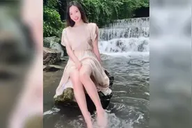 搞笑视频，兄弟这水真能喝吗，哈哈哈美女在一旁泡脚视频封面