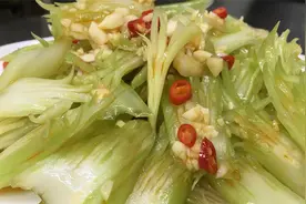 凉拌凤尾西芹要不要焯水，很多人都不知道，大厨教你详细做法视频封面