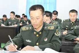 最牛老兵：师长见面也要敬礼，退役又被召回，荣获八一勋章视频封面