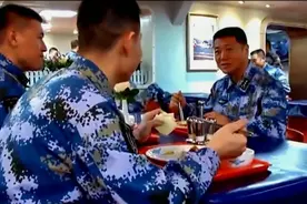 辽宁号航母上的部队伙食如何？分四个标准，歼15飞行员伙食最好