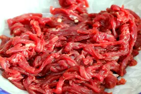 牛肉丝这样炒滑嫩还不粘锅，两个小技巧要掌握，肉丝鲜嫩爽滑好吃视频封面