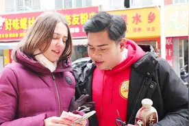 乌克兰美女居然跑去贵港当业务员？跟抖音表哥比赛卖酒，笑惨了视频封面
