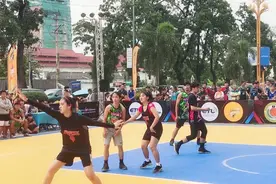 实拍老挝街头篮球赛，国立大学校花出场，引得上百人围观起哄视频封面