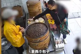 广东佛山一男子用手摸过食物后不买，店员当面扔掉引男子不满视频封面